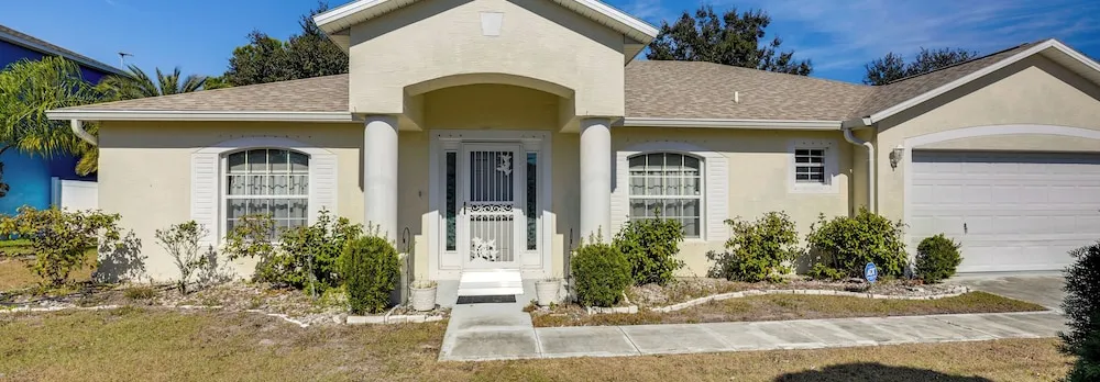 8 Mi to Sea! Snowbird Haven w/ Porch in Palm Coast