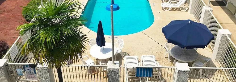 Super 6 Inn & Suites Baton