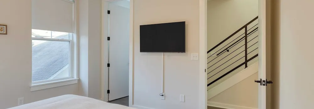 Minutes to Broadway Chic Newly Built 4bdr w/ Balcony 98 Degrees by Avantstay