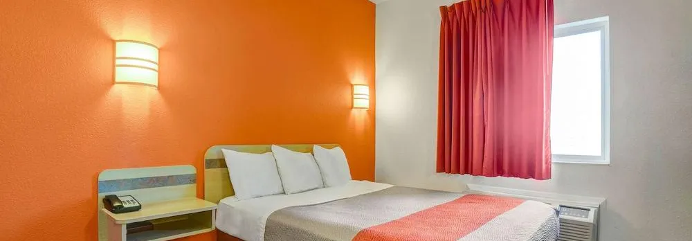 Howard Johnson by Wyndham Lemoore