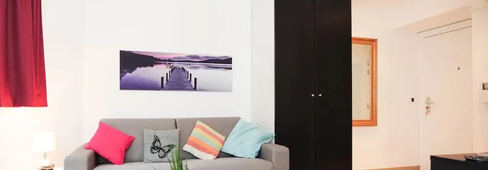 Studio Orange Five Stars Holiday House