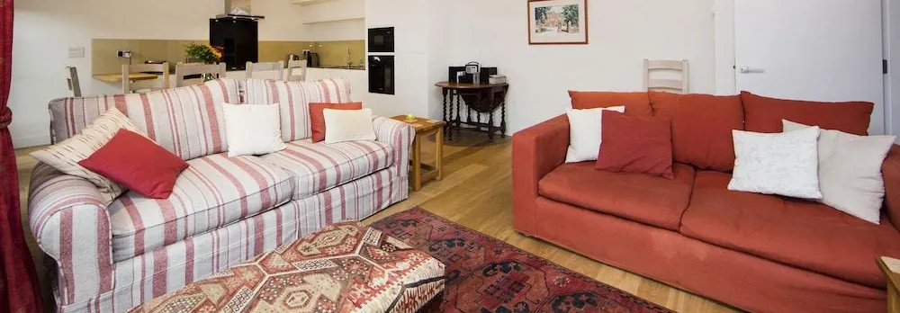 Up-Market One Bedroom Apartment Just Minutes From the River Thames. Broughton Rd