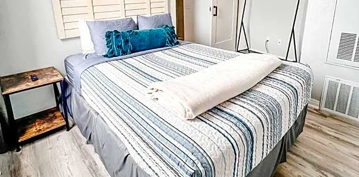 2BR Top Floor Suite Free Parking - Conv Center