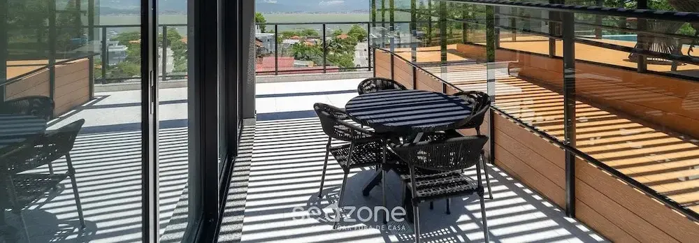 Estúdio premium com varanda e sol da manhã SGR0217