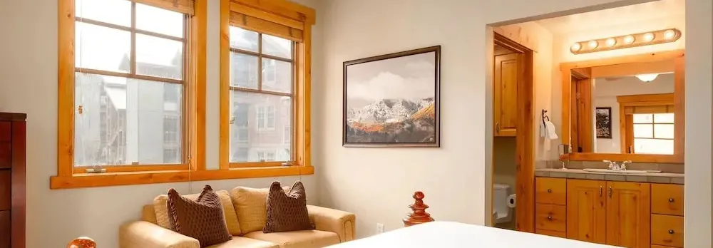 Town Pointe C201 3 Bedroom Condo by RedAwning