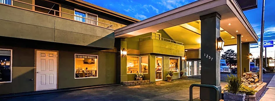 RiverTree Inn & Suites