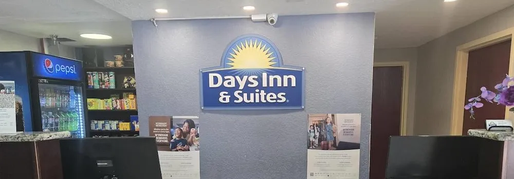Days Inn & Suites by Wyndham Tampa / Raymond James Stadium