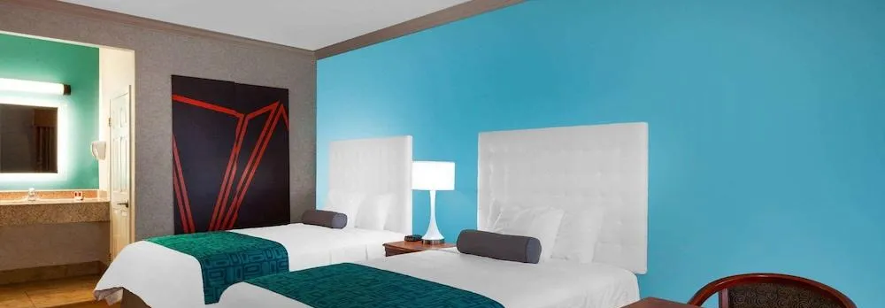 Howard Johnson by Wyndham Pico Rivera Hotel & Suites