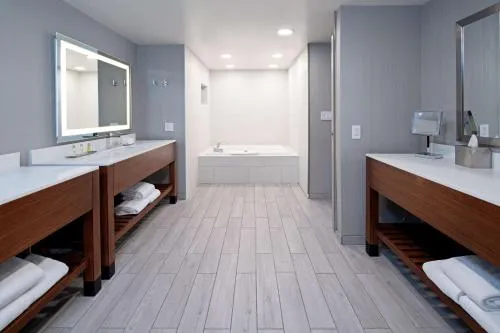 DoubleTree by Hilton Bakersfield