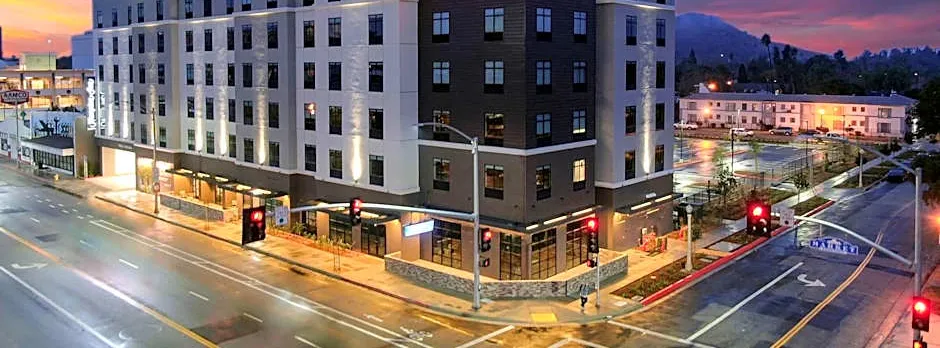 Hampton Inn by Hilton Riverside Downtown Convention Center