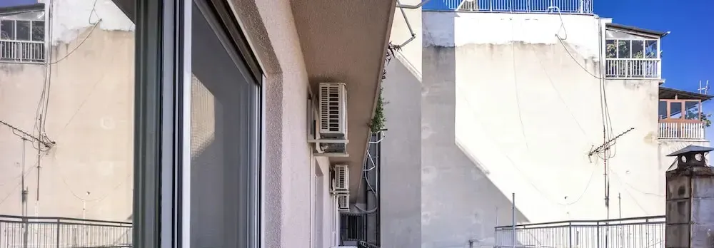 Cozy 2BR Near Metro Acropolis View