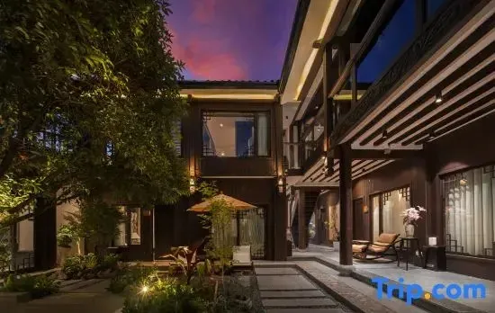 Under the Tree Chun Leisurely Courtyard