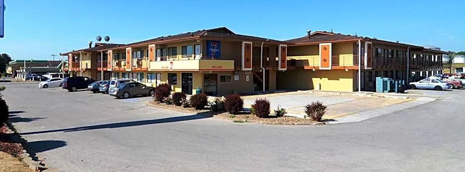 Super 7 Motel