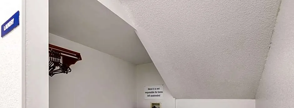 Motel 6-Olathe, KS
