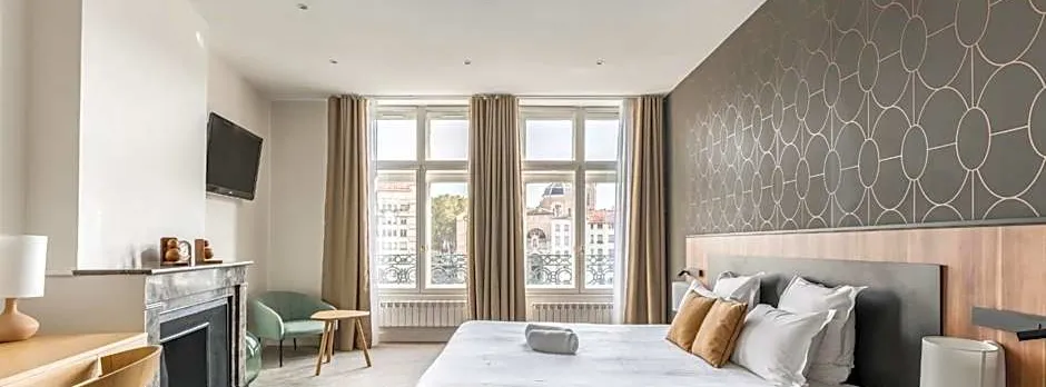 Le Phenix Hotel