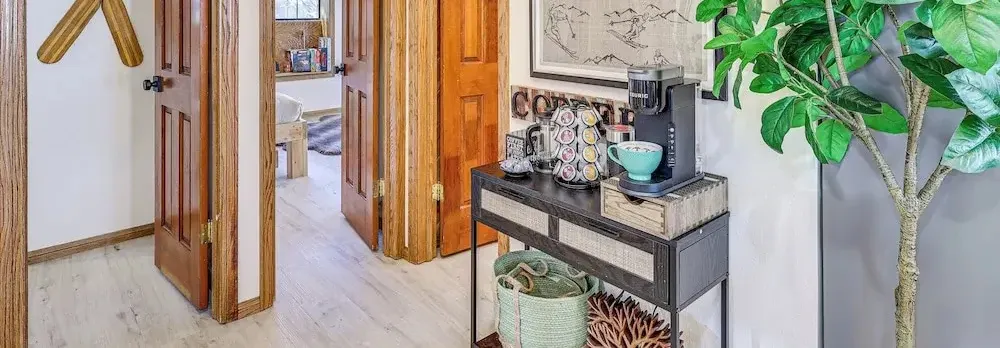 8 Mi to Big Bear Lake: Cabin w/ Deck & Fireplace