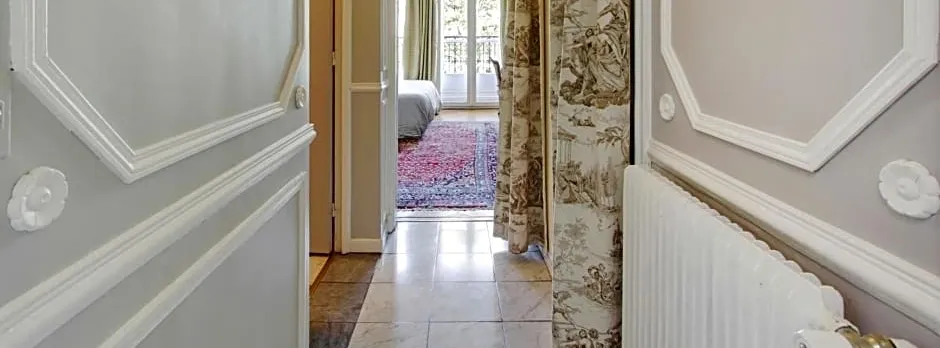 Suite junior avec balcon et vue sur Arc de Triomphe