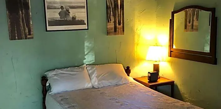 Seafarer Inn and Cottages