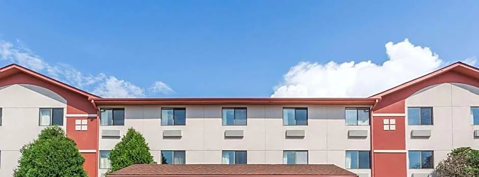 Super 8 by Wyndham St. Charles