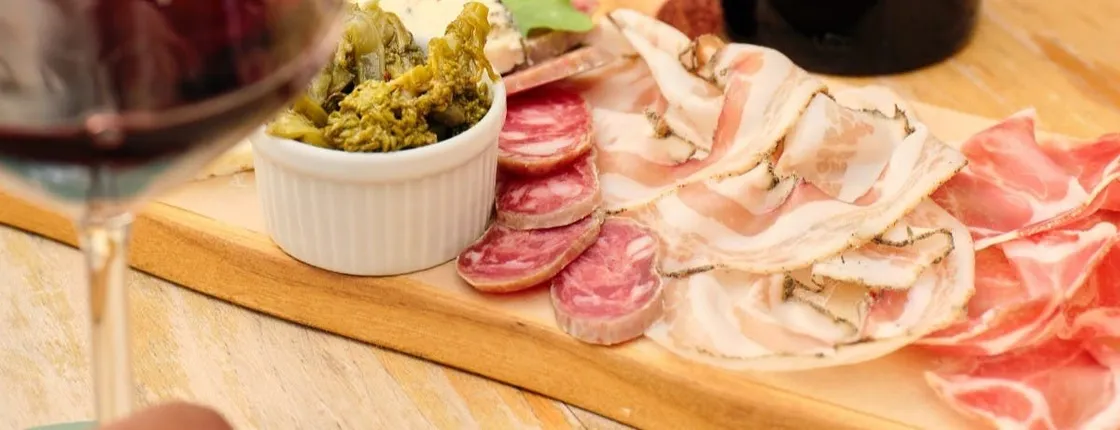 Locorotondo wine tasting with food pairings in a local wine shop