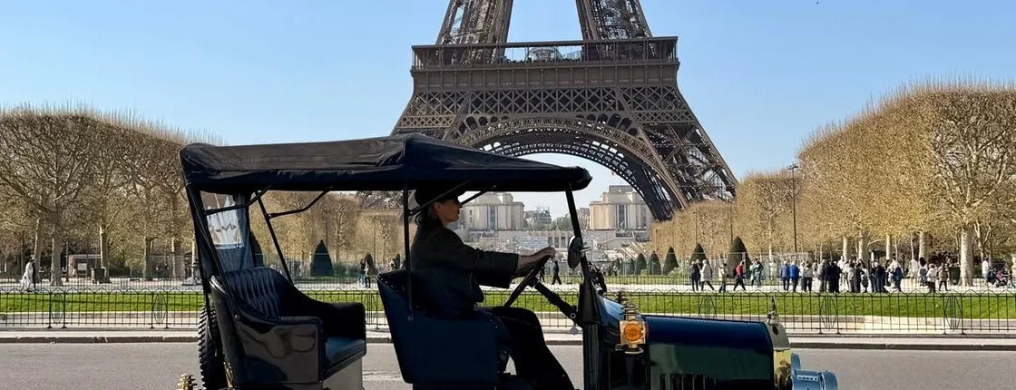 Private vintage electric vehicle tour of Paris aboard Odette