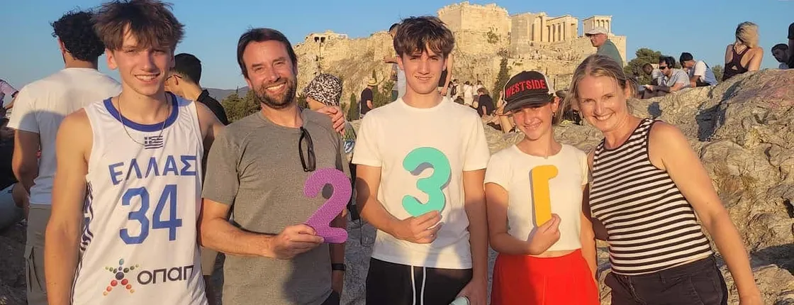 Family mythology treasure hunt in Athens with local snacks