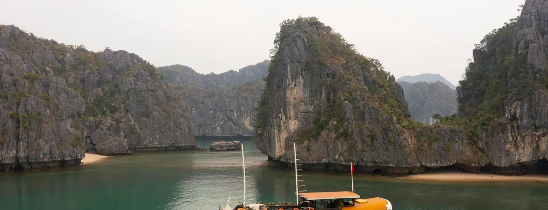 Full-day boat tour of Lan Ha Bay and Ha Long Bay