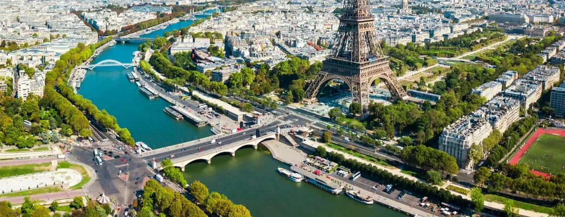 Small group tour of top Paris attractions with a local