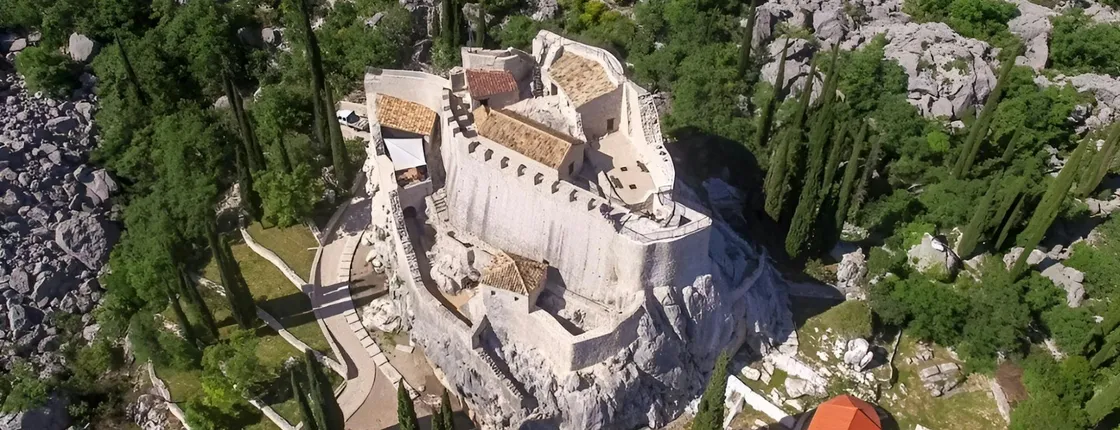 Konavle and Falcon Fortress half-day tour with lunch