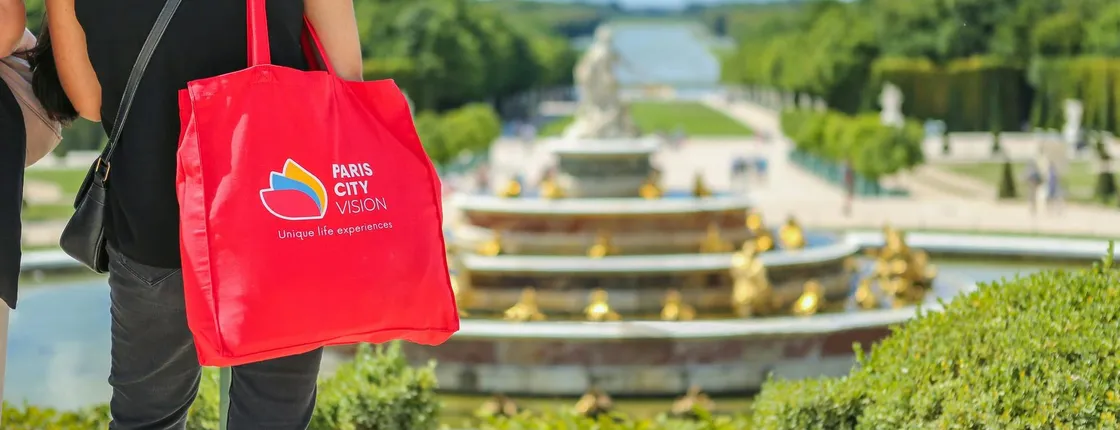 Guided Tour of Versailles Palace and Giverny with Transportation and Lunch