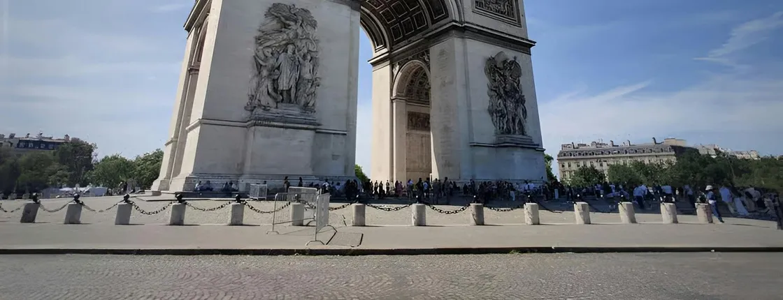 Champs-Élysées and Arc de Triomphe guided walking tour