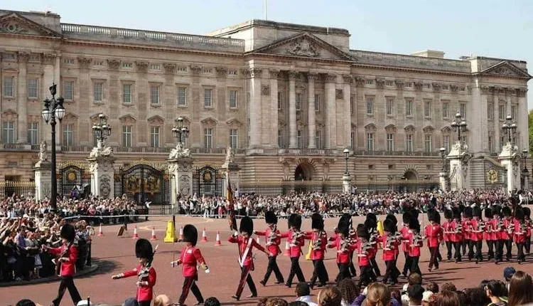 Changing of the Guard and Royal Palaces Private Tour