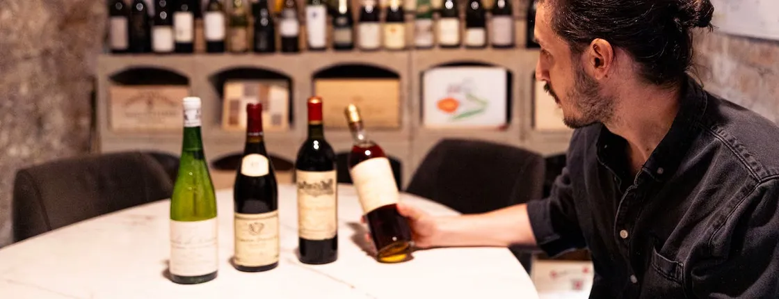 Vintage wine tasting with an oenology expert in Paris