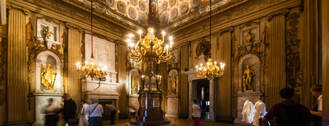 Kensington Palace Tour with Guard Change and Afternoon Tea