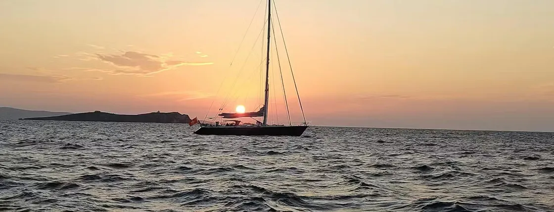 Sunset sailing experience from Mykonos
