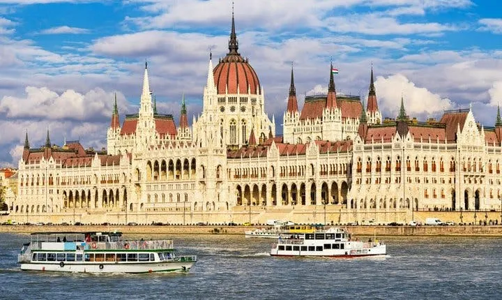 Full-day Budapest private city tour with lunch and cruise