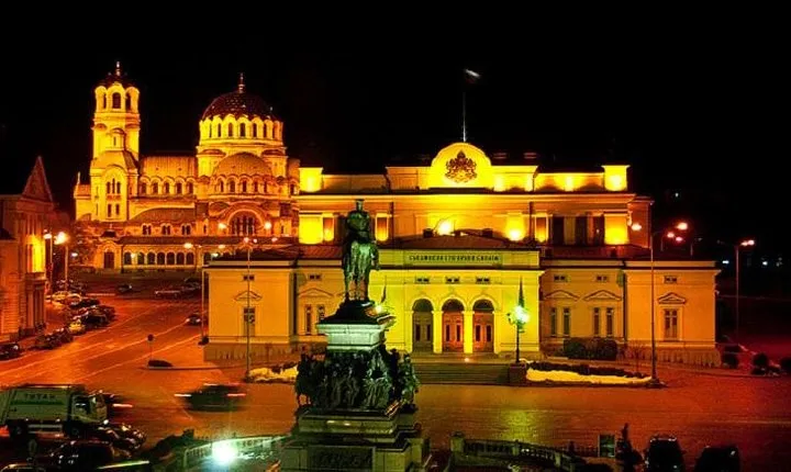 Sofia by Night Panoramic Tour with Dinner and Folklore Show