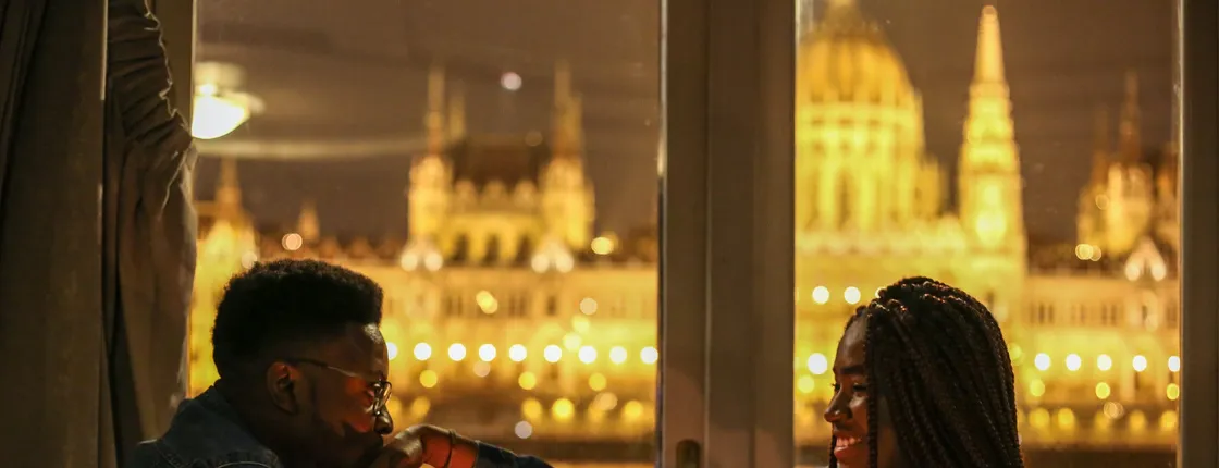 Advent and Christmas dinner and cruise with live music in Budapest