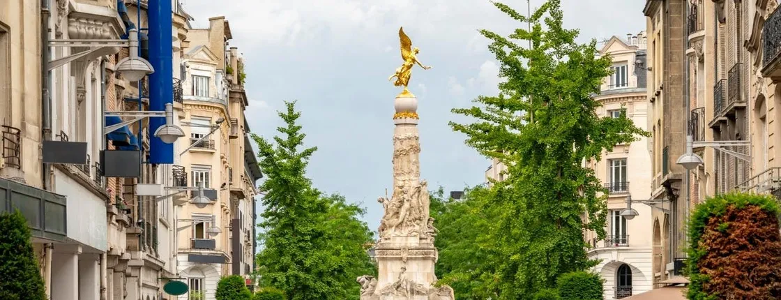 Reims city highlights walking tour with a local guide