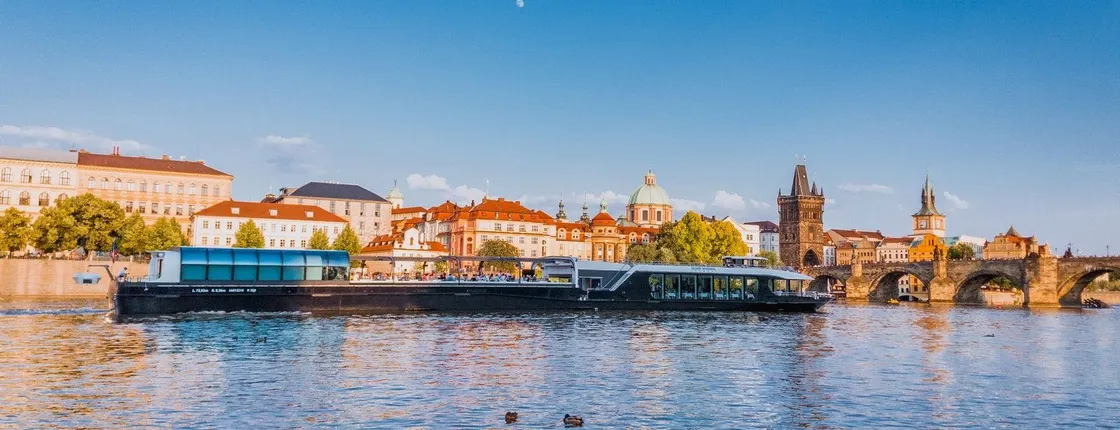 Prague panoramic cruise with dinner and live music