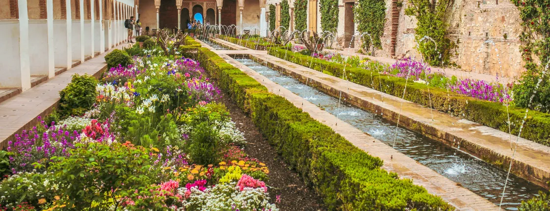 Alhambra guided tour with Carlos V Palace, Generalife and Alcazaba