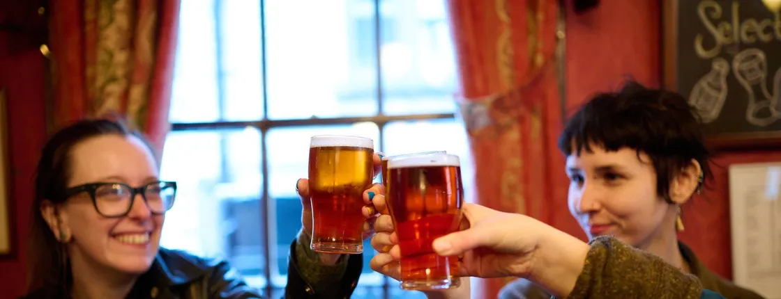 London's historic pubs guided food tour