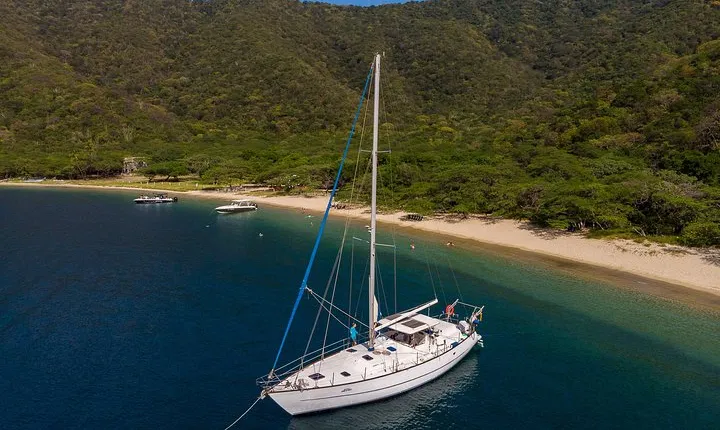 Sailing to Tayrona with Luis and his team: Unique!