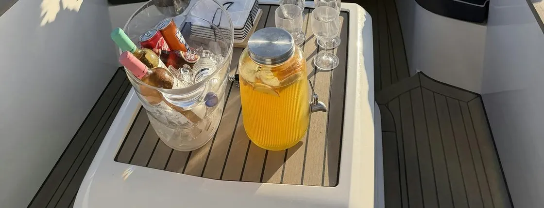 2-hour sangria and wine premium boat experience