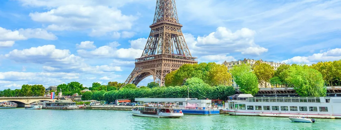 One-hour sightseeing cruise with lunch at Le Bistro Parisien