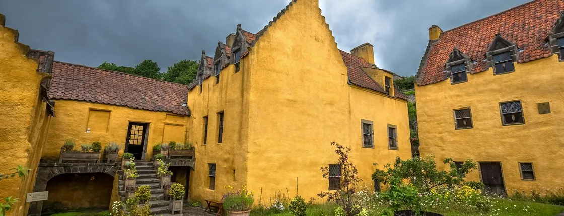 Outlander guided tour with tickets to three castles