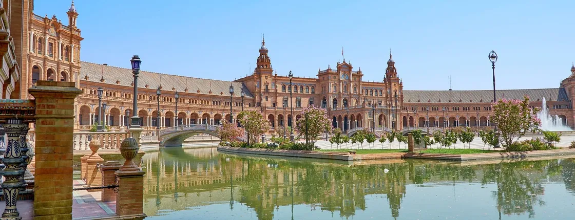 Guided tour of Plaza de España and María Luisa Park