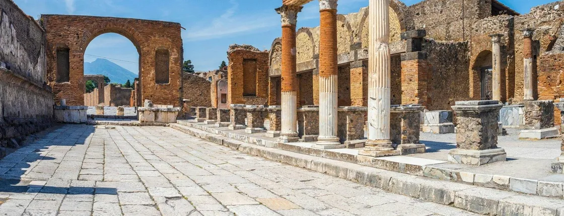 Rome to Pompeii guided tour with Naples scenic views