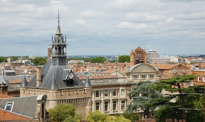 Self guided tour with interactive city game of Toulouse