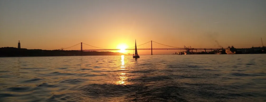 2-hour sunset sailing tour in Lisbon